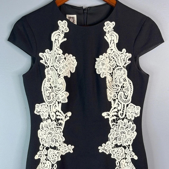 ANNE KLEIN Dainty Dress Black White Lace Appliqué Sheath Midi Cap Sleeves Size 4 - Picture 3 of 11